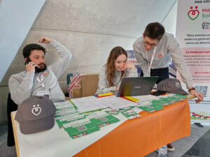 Médecins pionniers sur stand Médecins solidaires